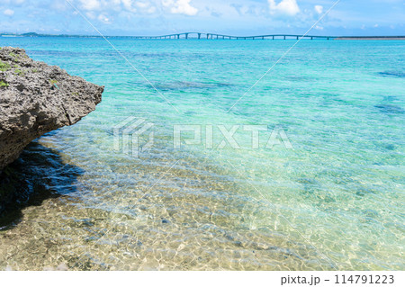 宮古島絶景　伊良部大橋と青い海 114791223