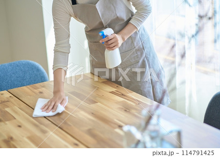 部屋を拭き掃除する女性 114791425