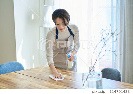 部屋を拭き掃除する女性 114791428