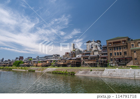 初夏の京都鴨川風景　四条大橋上流側 114791718