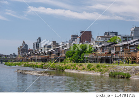 初夏の京都鴨川風景 四条大橋上流側 初夏の京都鴨川風景 四条大橋上流側 114791719