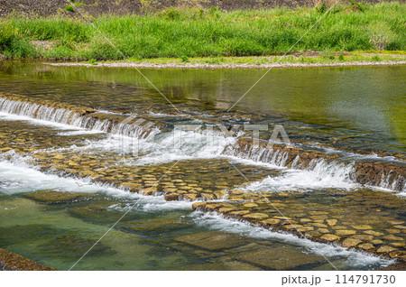 鴨川の堰を流れ落ちる水 鴨川の堰を流れ落ちる水 114791730