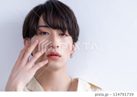 ビューティー ジェンダーレス メイクをしている男性 ビューティー ジェンダーレス メイクをしている男性 114791739