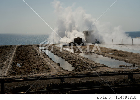 激しく噴煙を上げる山川製塩工場跡 114791819