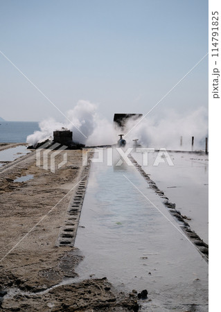 もくもくと上がる山川製塩工場跡の噴煙 114791825