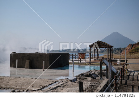 煙が噴き出す山川製塩工場跡の風景 114791828