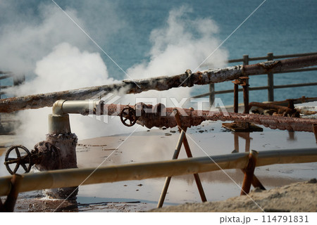 錆びたパイプが通る山川製塩工場跡 錆びたパイプが通る山川製塩工場跡 114791831