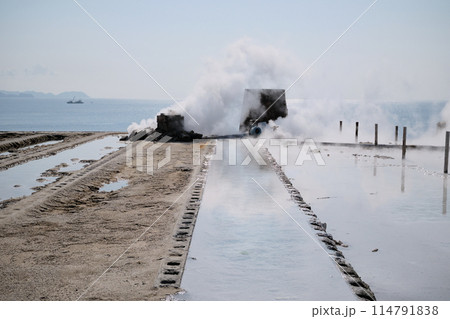 噴煙の上がる山川製塩工場跡 噴煙の上がる山川製塩工場跡 114791838