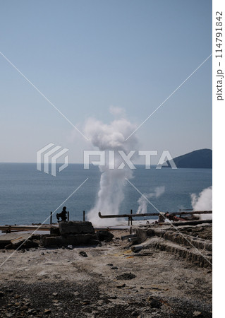 山川製塩工場跡から噴き出す煙 114791842