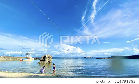 海で遊ぶ子供 114791883