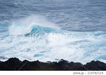 荒波と波しぶき 荒波と波しぶき 114792124