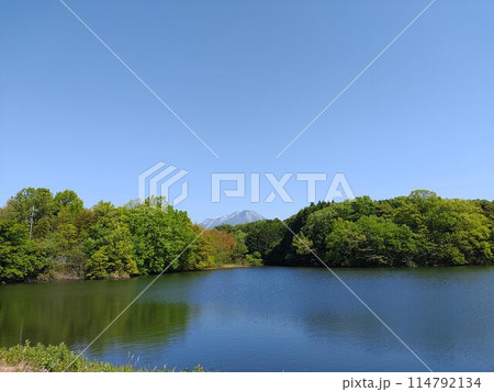 夏場の湖畔に映る鳥取県の名峰大山と景色 114792134