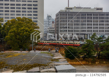 高松市の玉藻公園の雨の風景 114792505