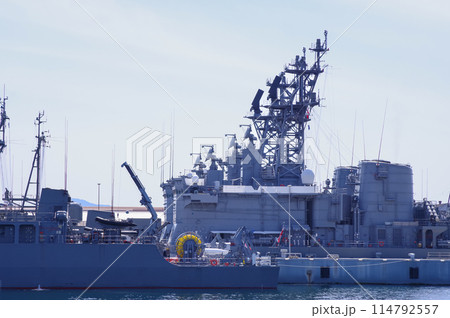 晴天の海上自衛隊呉基地 114792557