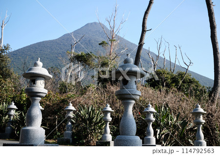 石灯籠と開聞岳の風景 石灯籠と開聞岳の風景 114792563