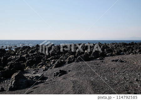 美しい玄武岩溶岩の海岸 美しい玄武岩溶岩の海岸 114792585