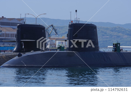 晴天の海上自衛隊呉基地（潜水艦） 114792631