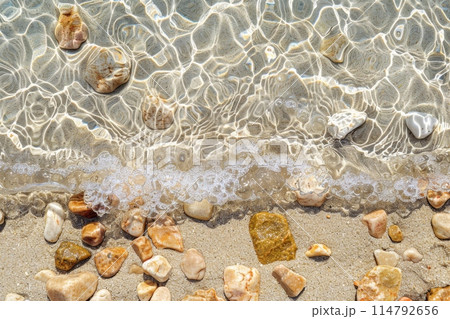綺麗な海の砂浜（浜辺・ビーチ・青い海・夏） 114792656
