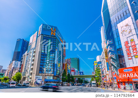 日本の東京都市景観 5月。外国人観光客らで賑わう秋葉原駅前などを望む…＝17日 114792664