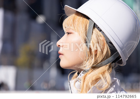 ビジネス　建設現場で働く作業服姿の女性 114792665