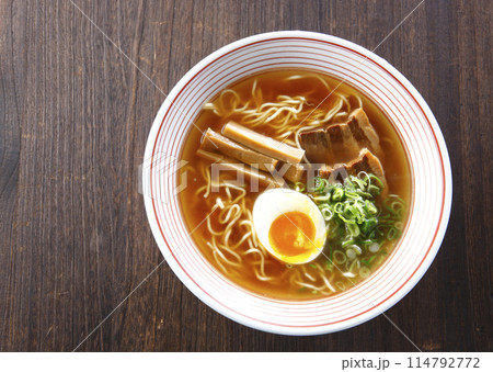 シンプルな醤油ラーメン　半熟卵入り 114792772