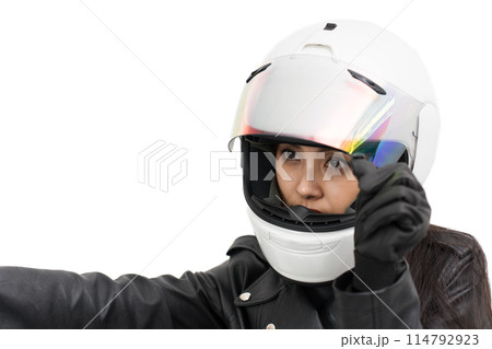フルフェイスヘルメットのシールドを開けるバイク女子 フルフェイスヘルメットのシールドを開けるバイク女子 114792923