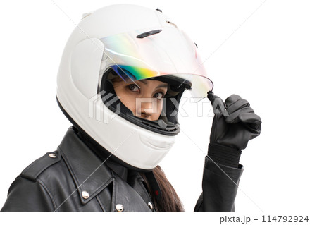 フルフェイスヘルメットのシールドを開けるバイク女子 114792924