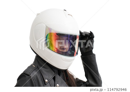 フルフェイスヘルメットのシールドを閉めるバイク女子 フルフェイスヘルメットのシールドを閉めるバイク女子 114792946