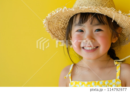 麦わら帽子をかぶった笑顔の日本人の女の子（夏休み・おでかけ・旅行） 114792977