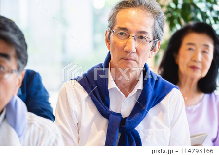 セミナーに参加するシニア 114793166