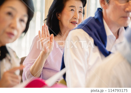 説明会に参加するシニア 説明会に参加するシニア 114793175