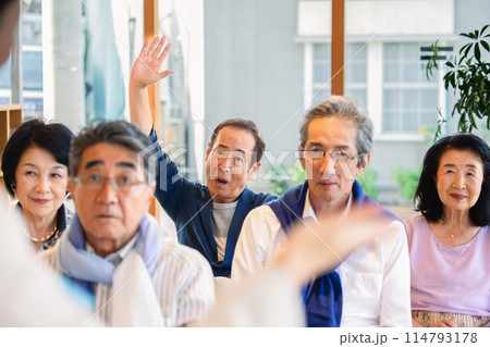 説明会に参加するシニア 説明会に参加するシニア 114793178