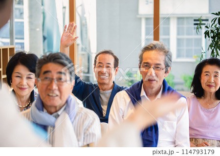 説明会に参加するシニア 114793179
