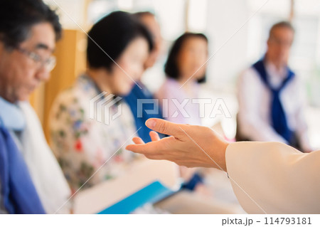 セミナーを開催するビジネスウーマンの手元 114793181