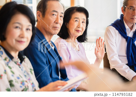 説明会に参加するシニア 114793182