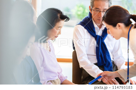 セミナー　勉強会に参加するシニア 114793183