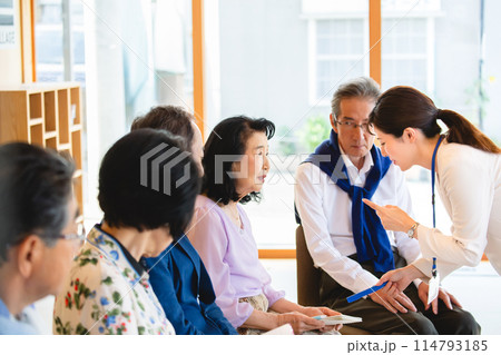 説明会に参加するシニア 114793185