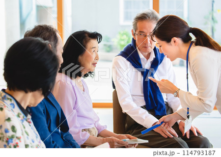 説明会に参加するシニア 説明会に参加するシニア 114793187