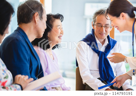説明会に参加するシニア 114793191