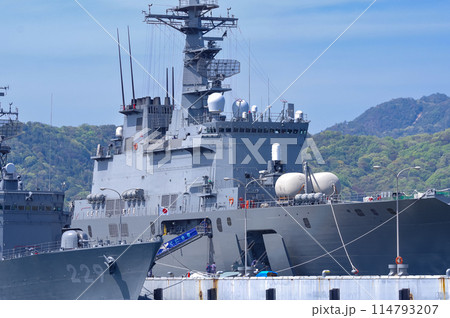 海上自衛隊の輸送艦くにさき 114793207