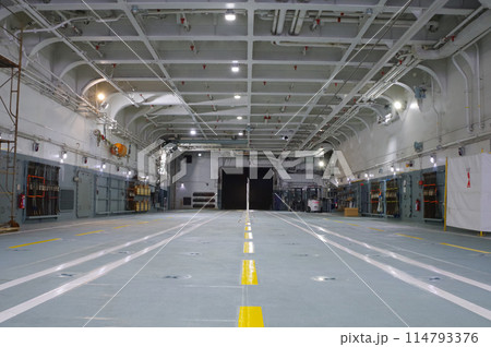 海上自衛隊の輸送艦くにさきの艦内 114793376