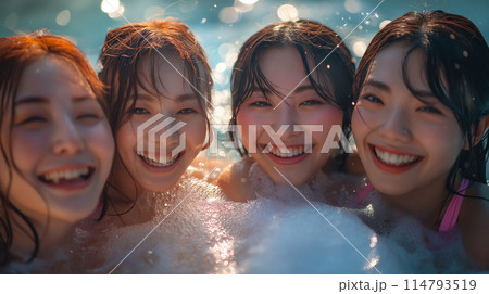 プールで遊ぶ日本人女性たち 114793519