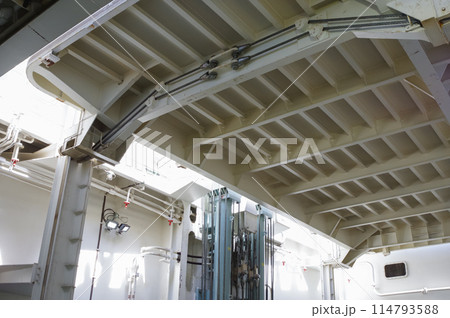 海上自衛隊の輸送艦くにさきのエレベーター 海上自衛隊の輸送艦くにさきのエレベーター 114793588