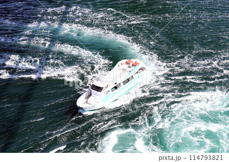 大鳴門橋 管理用通路から見る観潮船「アクアエディ」 114793821