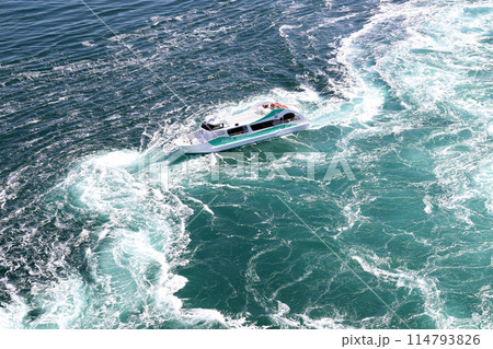 大鳴門橋 管理用通路から見る観潮船「アクアエディ」 大鳴門橋 管理用通路から見る観潮船「アクアエディ」 114793826