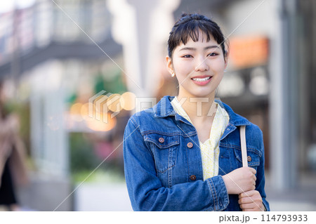 街を歩く若い女性のポートレート　 114793933