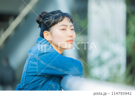 街を歩く若い女性のポートレート　 114793942