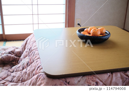 コタツの上のみかん 114794008