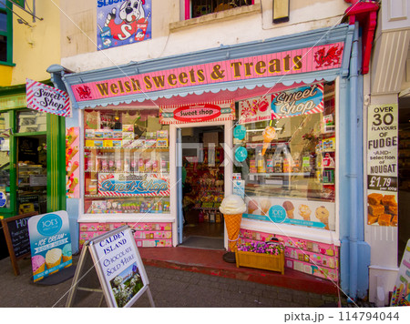 カラフルなウェールズ菓子のお店 (イギリス、ウェールズ、テンビー) 114794044