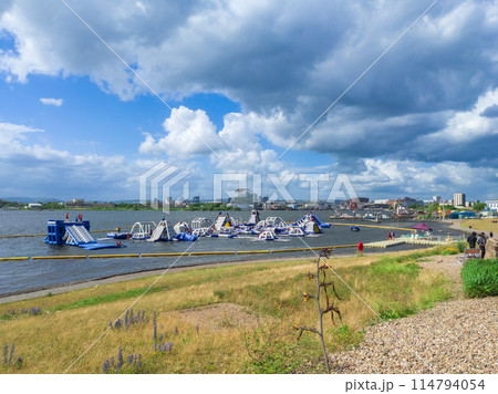 都心の湾の遊歩道沿いにあるウォーターパーク (イギリス、ウェールズ、カーディフ) 都心の湾の遊歩道沿いにあるウォーターパーク (イギリス、ウェールズ、カーディフ) 114794054